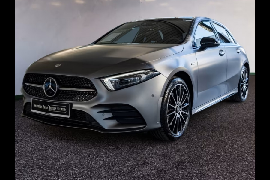 Mercedes-Benz A-Klasse 250e AMG ** MAGNO ** TREKH, DISTR, PANORAMA, HuD, 2-Zone CLIMA, 19-inch LMV,  ** 1e EIG - UNFALLFREI ** ** INFORMEER OOK NAAR ONZE AANTREKKELIJKE FINANCIAL-LEASE TARIEVEN **