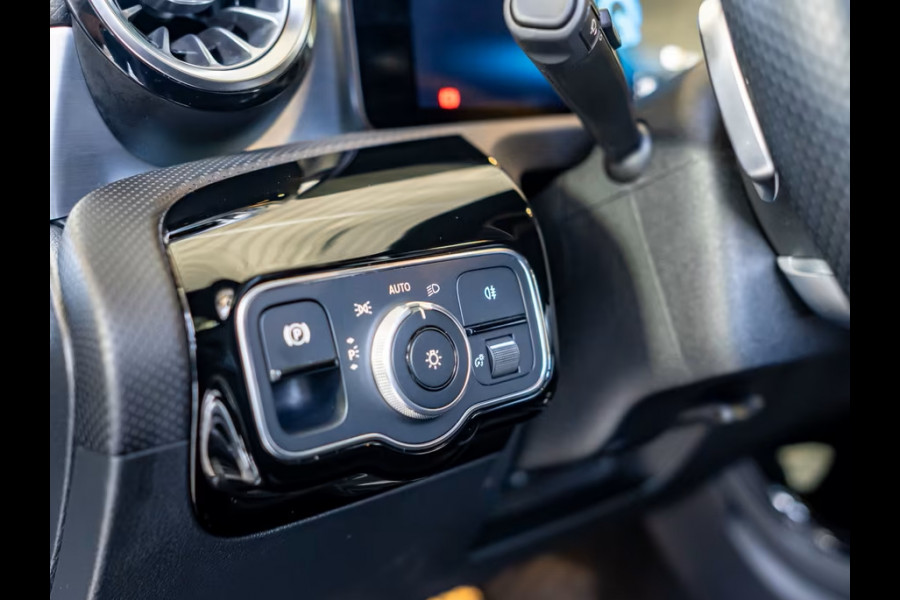 Mercedes-Benz A-Klasse 250e AMG ** MAGNO ** TREKH, DISTR, PANORAMA, HuD, 2-Zone CLIMA, 19-inch LMV,  ** 1e EIG - UNFALLFREI ** ** INFORMEER OOK NAAR ONZE AANTREKKELIJKE FINANCIAL-LEASE TARIEVEN **