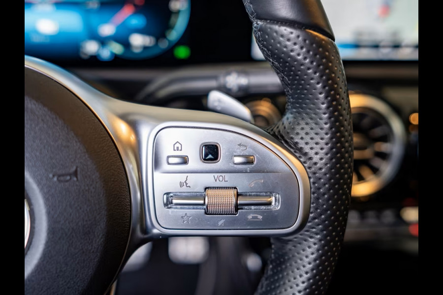 Mercedes-Benz A-Klasse 250e AMG ** MAGNO ** TREKH, DISTR, PANORAMA, HuD, 2-Zone CLIMA, 19-inch LMV,  ** 1e EIG - UNFALLFREI ** ** INFORMEER OOK NAAR ONZE AANTREKKELIJKE FINANCIAL-LEASE TARIEVEN **