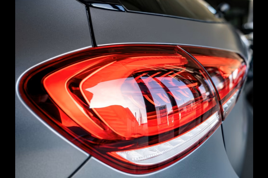 Mercedes-Benz A-Klasse 250e AMG ** MAGNO ** TREKH, DISTR, PANORAMA, HuD, 2-Zone CLIMA, 19-inch LMV,  ** 1e EIG - UNFALLFREI ** ** INFORMEER OOK NAAR ONZE AANTREKKELIJKE FINANCIAL-LEASE TARIEVEN **