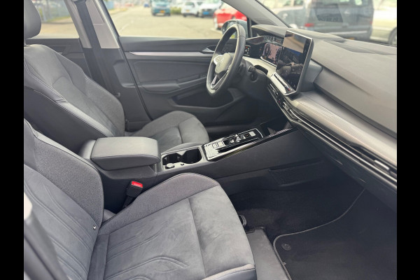 Volkswagen Golf 1.5 eTSI DSG Panorama Camera facelift HUD Memory