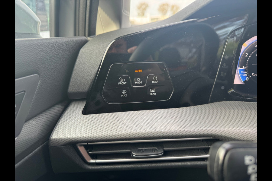 Volkswagen Golf 1.5 eTSI DSG Panorama Camera facelift HUD Memory