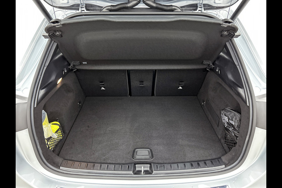 Mercedes-Benz EQA 250+ Business Solution AMG 71 kWh | Nightpakket | Trekhaak | DISTRONIC | Smartphone integratie | Panoramaschuifdak | Stuurwielpaddles gegalvaniseerd | 360° camera | Burmester Surround Sound |