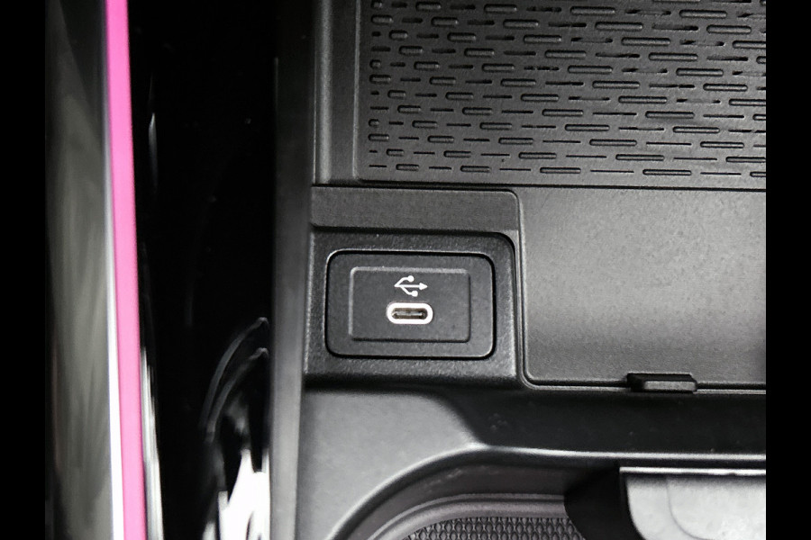 Mercedes-Benz EQA 250+ Business Solution AMG 71 kWh | Nightpakket | Trekhaak | DISTRONIC | Smartphone integratie | Panoramaschuifdak | Stuurwielpaddles gegalvaniseerd | 360° camera | Burmester Surround Sound |