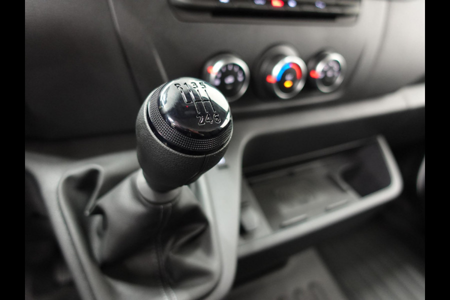 Renault Master T33 2.3 dCi 135PK L2H2 BPM VRIJ! Airco Cruise control Parkeersensoren Navigatie Trekhaak