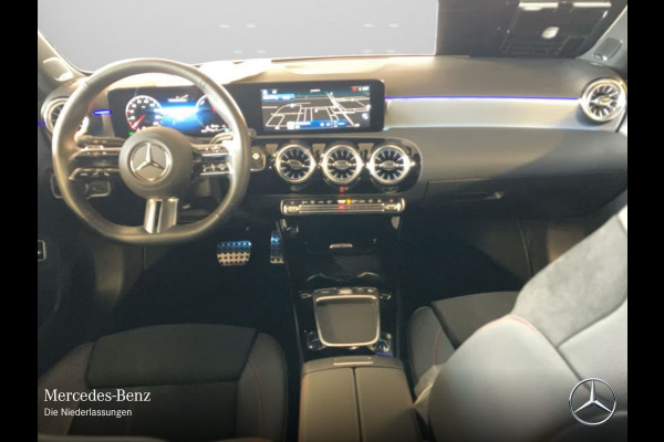 Mercedes-Benz A-Klasse 250e AMG ** DESIGNO ROT ** NIGHT, PANORAMA, BURMESTER, 2-Zone CLIMA, 19-inch LMV,  ** 1e EIG - UNFALLFREI ** ** INFORMEER OOK NAAR ONZE AANTREKKELIJKE FINANCIAL-LEASE TARIEVEN **