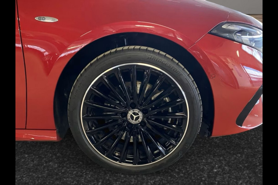 Mercedes-Benz A-Klasse 250e AMG ** DESIGNO ROT ** NIGHT, PANORAMA, BURMESTER, 2-Zone CLIMA, 19-inch LMV,  ** 1e EIG - UNFALLFREI ** ** INFORMEER OOK NAAR ONZE AANTREKKELIJKE FINANCIAL-LEASE TARIEVEN **