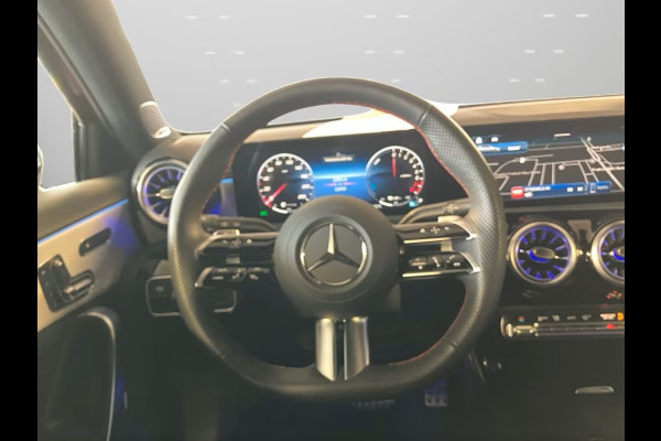 Mercedes-Benz A-Klasse 250e AMG ** DESIGNO ROT ** NIGHT, PANORAMA, BURMESTER, 2-Zone CLIMA, 19-inch LMV,  ** 1e EIG - UNFALLFREI ** ** INFORMEER OOK NAAR ONZE AANTREKKELIJKE FINANCIAL-LEASE TARIEVEN **