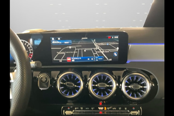 Mercedes-Benz A-Klasse 250e AMG ** DESIGNO ROT ** NIGHT, PANORAMA, BURMESTER, 2-Zone CLIMA, 19-inch LMV,  ** 1e EIG - UNFALLFREI ** ** INFORMEER OOK NAAR ONZE AANTREKKELIJKE FINANCIAL-LEASE TARIEVEN **