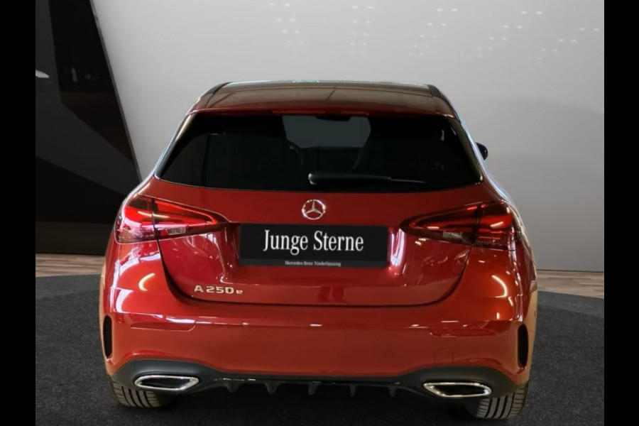 Mercedes-Benz A-Klasse 250e AMG ** DESIGNO ROT ** NIGHT, PANORAMA, BURMESTER, 2-Zone CLIMA, 19-inch LMV,  ** 1e EIG - UNFALLFREI ** ** INFORMEER OOK NAAR ONZE AANTREKKELIJKE FINANCIAL-LEASE TARIEVEN **