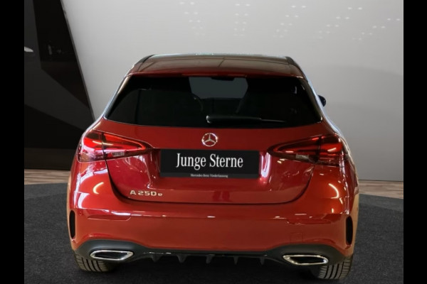 Mercedes-Benz A-Klasse 250e AMG ** DESIGNO ROT ** NIGHT, PANORAMA, BURMESTER, 2-Zone CLIMA, 19-inch LMV,  ** 1e EIG - UNFALLFREI ** ** INFORMEER OOK NAAR ONZE AANTREKKELIJKE FINANCIAL-LEASE TARIEVEN **