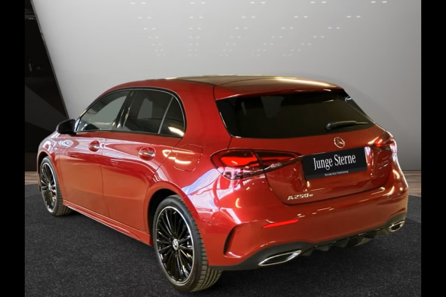 Mercedes-Benz A-Klasse 250e AMG ** DESIGNO ROT ** NIGHT, PANORAMA, BURMESTER, 2-Zone CLIMA, 19-inch LMV,  ** 1e EIG - UNFALLFREI ** ** INFORMEER OOK NAAR ONZE AANTREKKELIJKE FINANCIAL-LEASE TARIEVEN **