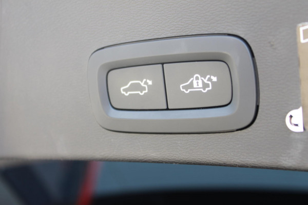 Volvo XC40 B4 211PK Automaat Inscription Panoramisch schuif-kanteldak / Semi elektrisch wegklapbare trekhaak / Adaptieve cruise control / Lederen bekleding / Harman Kardon Audio