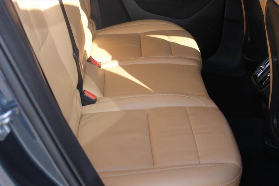 Volvo XC40 B4 211PK Automaat Inscription Panoramisch schuif-kanteldak / Semi elektrisch wegklapbare trekhaak / Adaptieve cruise control / Lederen bekleding / Harman Kardon Audio