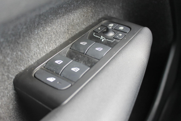 Volvo XC40 B4 211PK Automaat Inscription Panoramisch schuif-kanteldak / Semi elektrisch wegklapbare trekhaak / Adaptieve cruise control / Lederen bekleding / Harman Kardon Audio