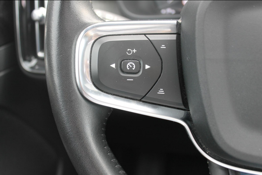 Volvo XC40 B4 211PK Automaat Inscription Panoramisch schuif-kanteldak / Semi elektrisch wegklapbare trekhaak / Adaptieve cruise control / Lederen bekleding / Harman Kardon Audio
