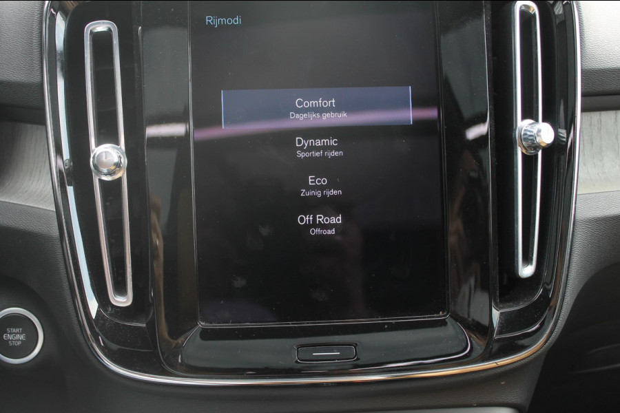 Volvo XC40 B4 211PK Automaat Inscription Panoramisch schuif-kanteldak / Semi elektrisch wegklapbare trekhaak / Adaptieve cruise control / Lederen bekleding / Harman Kardon Audio