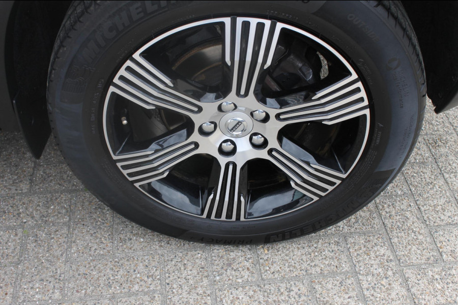 Volvo XC40 B4 211PK Automaat Inscription Panoramisch schuif-kanteldak / Semi elektrisch wegklapbare trekhaak / Adaptieve cruise control / Lederen bekleding / Harman Kardon Audio