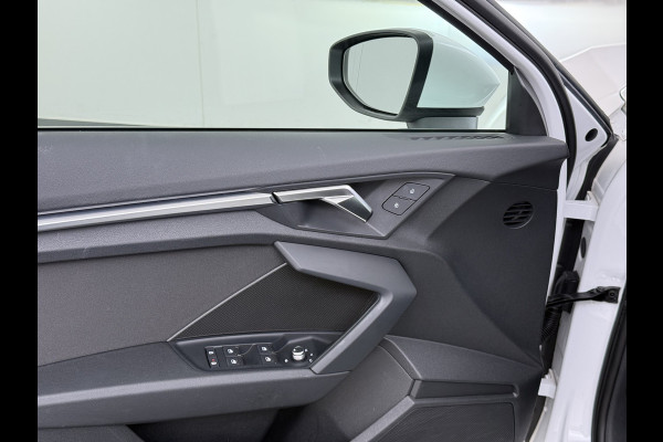 Audi A3 Sportback 30TFSI AUT-7 Adaptive-Cruise Navi Apple Carplay Android Sportstoelen LED-v+a PDC m.Hybrid Ecc Advanced Edition S-Troni Privacy Glas Lmv Led DAB Wifi Regensensor Rijstrooksensor Virtual Cockpit 1e Eigenaar Origineel Nederlandse Auto