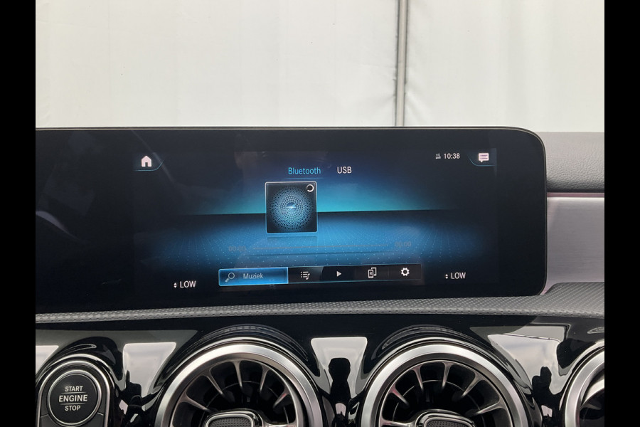 Mercedes-Benz A-Klasse 180 AMG Pano Memory Sfeerverl Carplay Led Stoelverw Business Solution