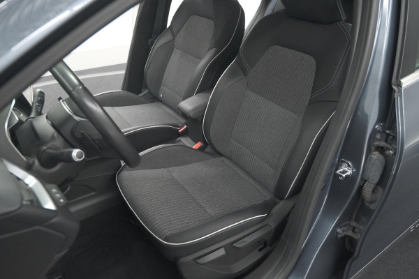 Renault Clio TCe 130 EDC Intens |  Allseason banden | Camera | Navigatie | Parkeersensoren