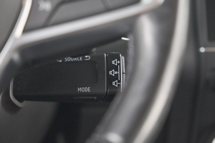 Renault Clio TCe 130 EDC Intens |  Allseason banden | Camera | Navigatie | Parkeersensoren