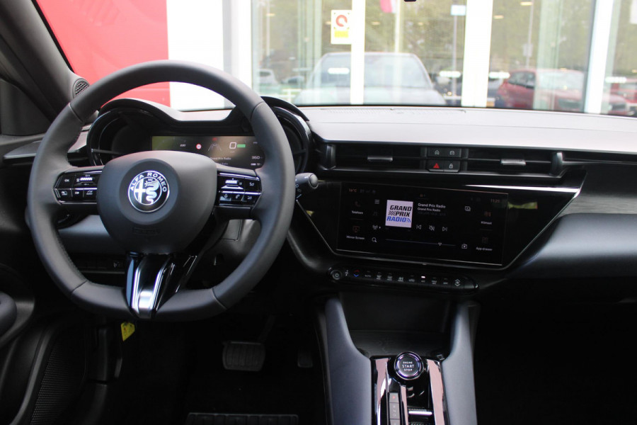 Alfa Romeo junior 156PK Elettrica 54 kWh | DRAADLOZE APPLE CARPLAY/ANDROID AUTO | PARKEERSENSOREN ACHTER |  CLIMATE CONTROL | VERKEERSBORDEN HERKENNING | ADAPTIVE CRUISE CONTROL | KEYLESS START | LICHTMETALEN VELGEN | LED KOPLAMPEN | LED ACHTERLICHTEN | SCUDETTO "LEGGENDA" |