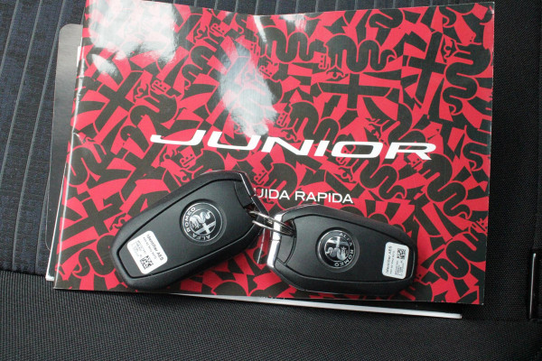 Alfa Romeo junior 156PK Elettrica 54 kWh | DRAADLOZE APPLE CARPLAY/ANDROID AUTO | PARKEERSENSOREN ACHTER |  CLIMATE CONTROL | VERKEERSBORDEN HERKENNING | ADAPTIVE CRUISE CONTROL | KEYLESS START | LICHTMETALEN VELGEN | LED KOPLAMPEN | LED ACHTERLICHTEN | SCUDETTO "LEGGENDA" |