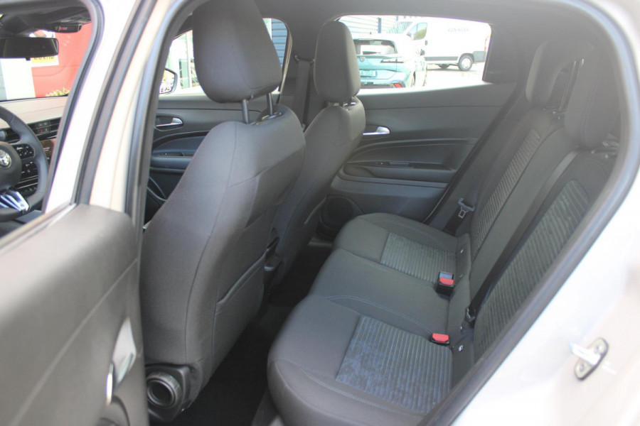 Alfa Romeo junior 156PK Elettrica 54 kWh | DRAADLOZE APPLE CARPLAY/ANDROID AUTO | PARKEERSENSOREN ACHTER |  CLIMATE CONTROL | VERKEERSBORDEN HERKENNING | ADAPTIVE CRUISE CONTROL | KEYLESS START | LICHTMETALEN VELGEN | LED KOPLAMPEN | LED ACHTERLICHTEN | SCUDETTO "LEGGENDA" |