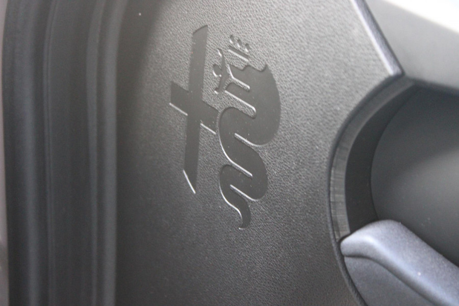 Alfa Romeo junior 156PK Elettrica 54 kWh | DRAADLOZE APPLE CARPLAY/ANDROID AUTO | PARKEERSENSOREN ACHTER |  CLIMATE CONTROL | VERKEERSBORDEN HERKENNING | ADAPTIVE CRUISE CONTROL | KEYLESS START | LICHTMETALEN VELGEN | LED KOPLAMPEN | LED ACHTERLICHTEN | SCUDETTO "LEGGENDA" |