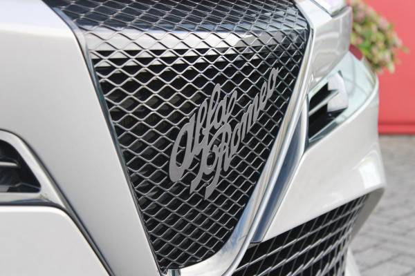 Alfa Romeo junior 156PK Elettrica 54 kWh | DRAADLOZE APPLE CARPLAY/ANDROID AUTO | PARKEERSENSOREN ACHTER |  CLIMATE CONTROL | VERKEERSBORDEN HERKENNING | ADAPTIVE CRUISE CONTROL | KEYLESS START | LICHTMETALEN VELGEN | LED KOPLAMPEN | LED ACHTERLICHTEN | SCUDETTO "LEGGENDA" |