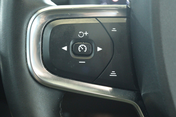 Volvo XC40 Recharge Plus 70 kWh (1e Eig, NL-auto, Dealer OndH, Carplay/ Andrioid, Trekhaak, Camera, Stoel/Stuur VerW, Etc)