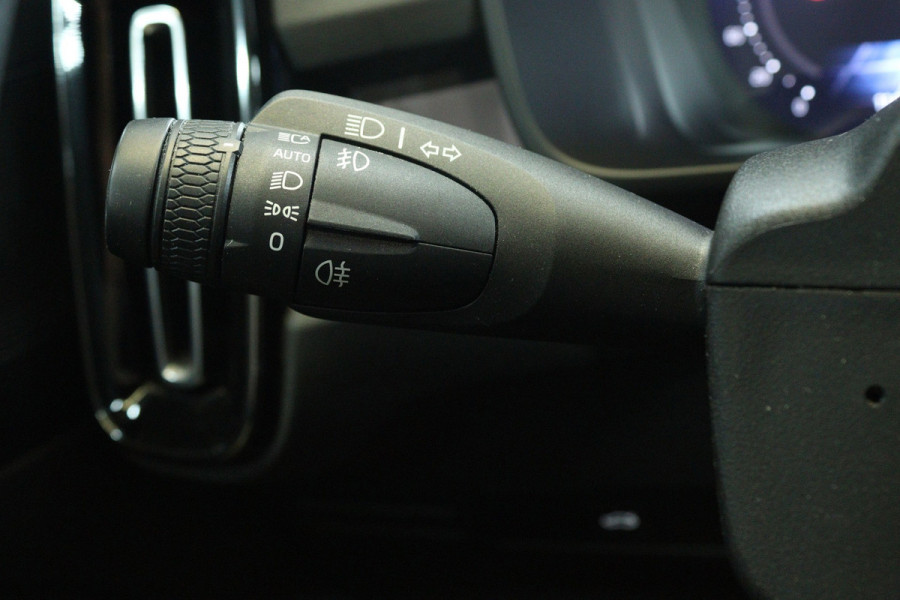 Volvo XC40 Recharge Plus 70 kWh (1e Eig, NL-auto, Dealer OndH, Carplay/ Andrioid, Trekhaak, Camera, Stoel/Stuur VerW, Etc)