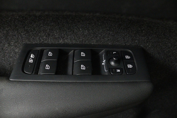 Volvo XC40 Recharge Plus 70 kWh (1e Eig, NL-auto, Dealer OndH, Carplay/ Andrioid, Trekhaak, Camera, Stoel/Stuur VerW, Etc)