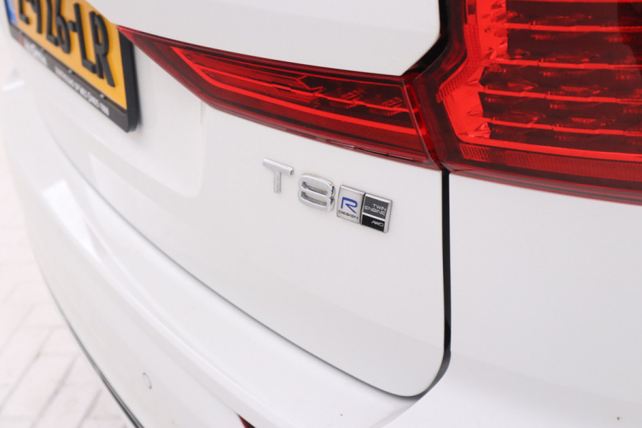 Volvo XC60 2.0 T8 Twin Engine AWD R-Design Luchtvering, Stoelverwarming, Panorama, Apple Carplay,