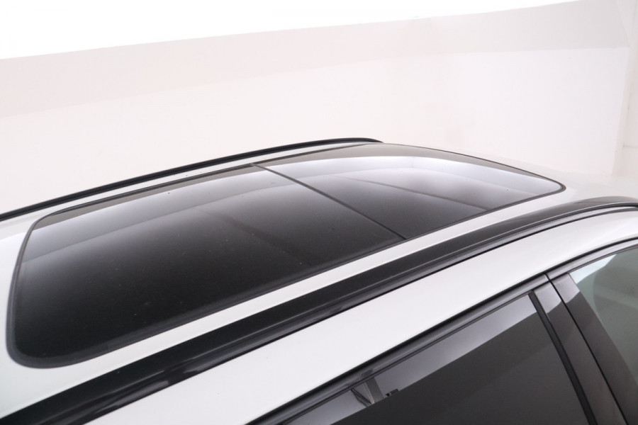 Volvo XC60 2.0 T8 Twin Engine AWD R-Design Luchtvering, Stoelverwarming, Panorama, Apple Carplay,