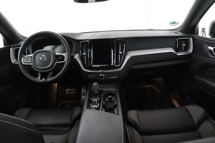 Volvo XC60 2.0 T8 Twin Engine AWD R-Design Luchtvering, Stoelverwarming, Panorama, Apple Carplay,