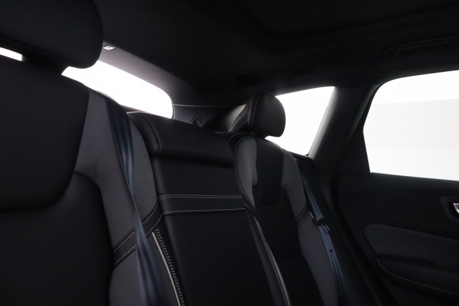 Volvo XC60 2.0 T8 Twin Engine AWD R-Design Luchtvering, Stoelverwarming, Panorama, Apple Carplay,