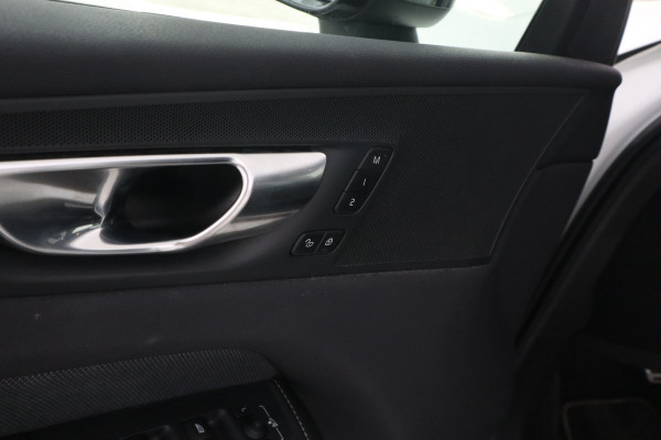 Volvo XC60 2.0 T8 Twin Engine AWD R-Design Luchtvering, Stoelverwarming, Panorama, Apple Carplay,
