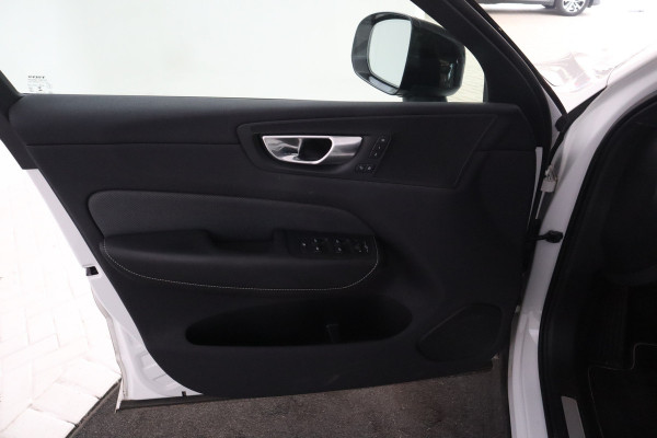 Volvo XC60 2.0 T8 Twin Engine AWD R-Design Luchtvering, Stoelverwarming, Panorama, Apple Carplay,