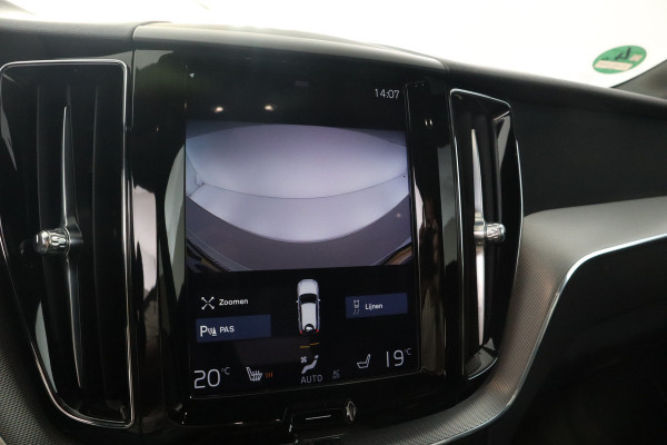 Volvo XC60 2.0 T8 Twin Engine AWD R-Design Luchtvering, Stoelverwarming, Panorama, Apple Carplay,