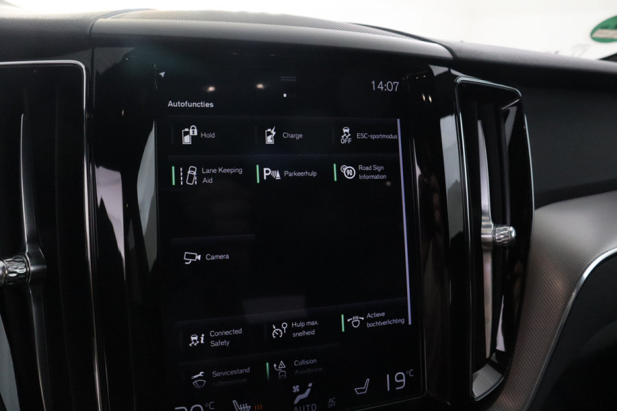 Volvo XC60 2.0 T8 Twin Engine AWD R-Design Luchtvering, Stoelverwarming, Panorama, Apple Carplay,