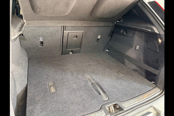 Volvo XC40 1.5 T3 R-Design | Pano | Winterpakket | Elektr voorstoelen+memory | Camera | Carplay