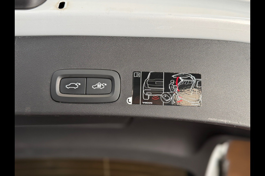 Volvo XC40 1.5 T3 R-Design | Pano | Winterpakket | Elektr voorstoelen+memory | Camera | Carplay