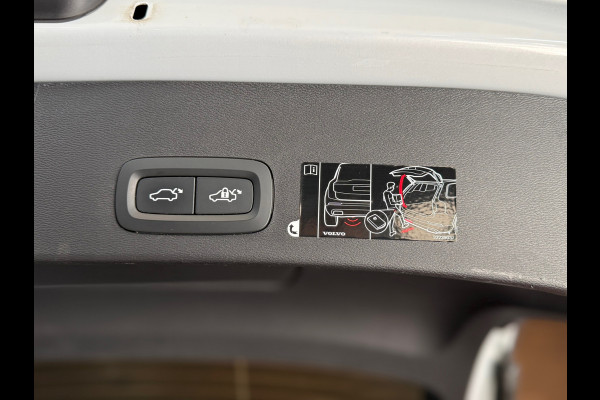 Volvo XC40 1.5 T3 R-Design | Pano | Winterpakket | Elektr voorstoelen+memory | Camera | Carplay