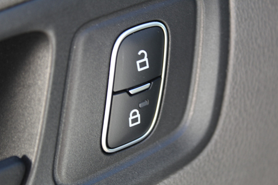 Ford Transit Connect 1.0-100pk Ecoboost L1 Trend. Dames en heren ondernemers, let op: benzine uitvoering ! Parkeersensoren, Cruise Control, Airco, Zijschuifdeur rechts etc.