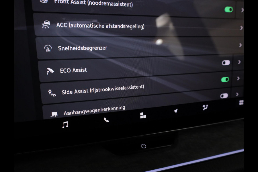 Škoda Kodiaq 1.5 TSI PHEV Sportline Business 204pk | Wegklapbare trekhaak | 19 inch lichtmetalen velgen | Elektrisch verstelb. passagiersstoel met geheugen | Verlengde garantie
