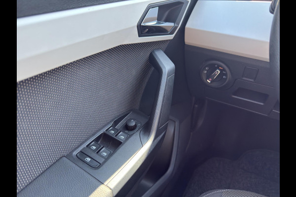 Seat Arona 1.0 TSI Xcellence Business Intense Automaat | Navi |Virtual Cockpit | Stoelverw | White met zwart dak |