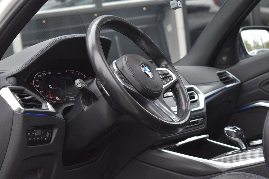 BMW 3-serie 320i High Executive M sport Pano Leder Camera HK