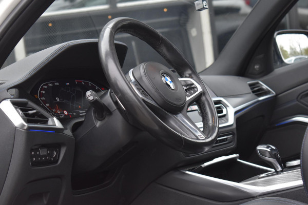 BMW 3-serie 320i High Executive M sport Pano Leder Camera HK